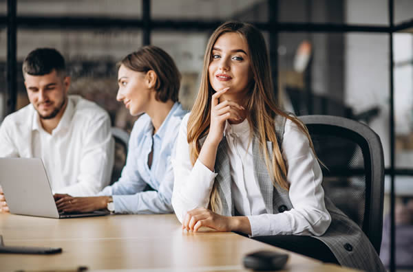 Contadoras do Escritório Tecont em atendimento consultivo personalizado em Olímpia